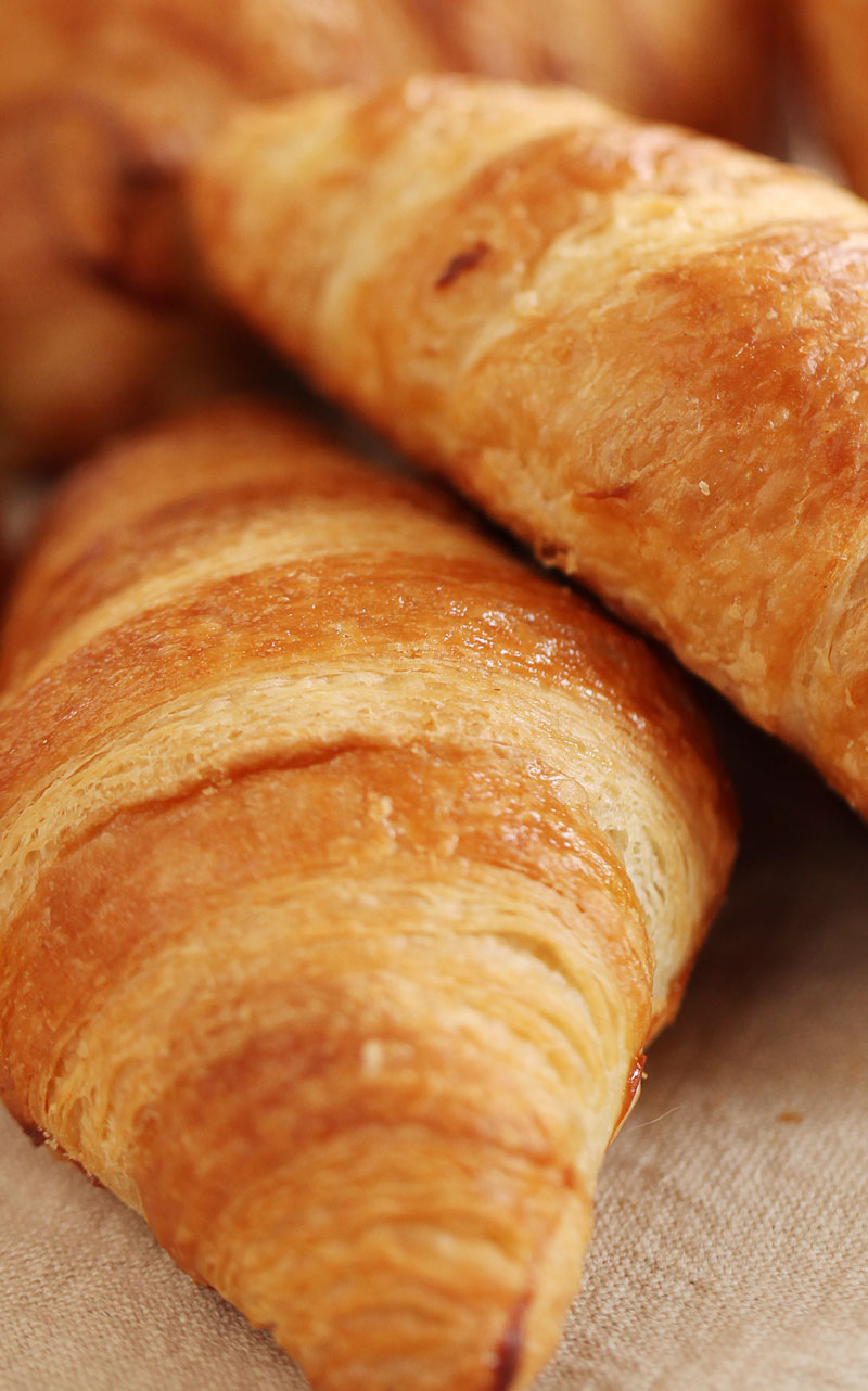 fresh-french-croissants-tablecloth